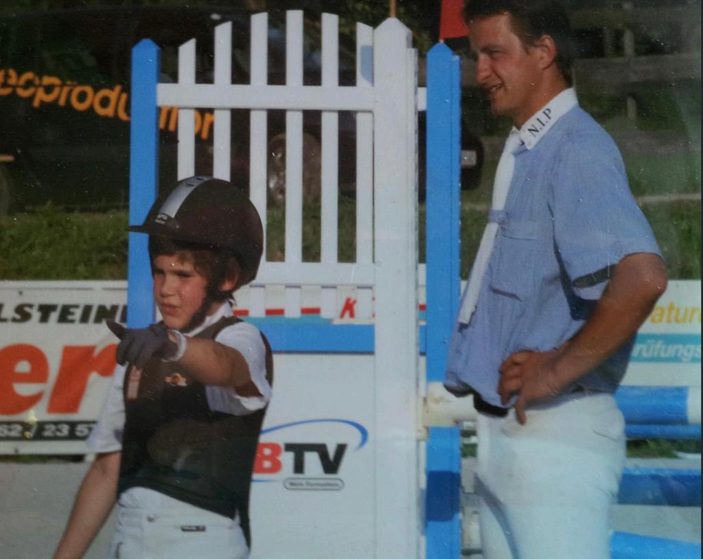 Parcoursbegehung: Roland Englbrecht mit dem jungen Felix Koller.