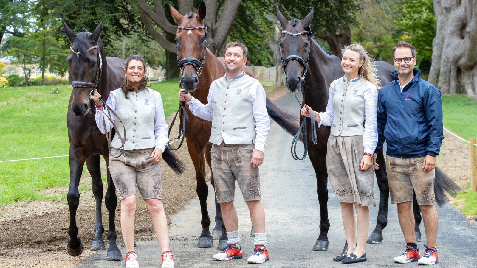 Katrin Khoddam-Hazrati, Harald Ambros, Lea Siegl und Equipechef Thomas Tesch in Blenheim.